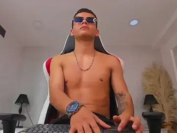 Stripchat Sex Cam of DylanRoyce_