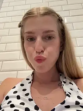 Stripchat Adult Webcam of kira_mia