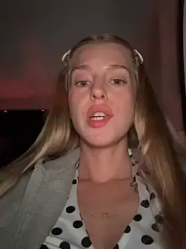 Stripchat Free Live Porn of kira_mia