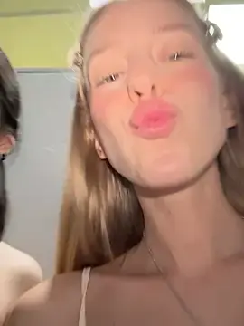 Stripchat Watch Live Sex Cams of kira_mia