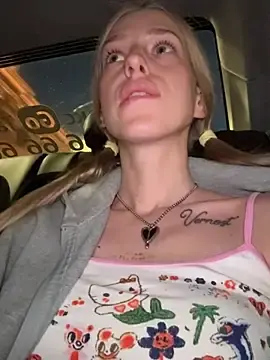 Stripchat Nude Webcam of kira_mia
