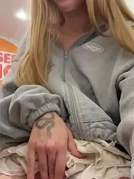 Stripchat Live Porn of kira_mia