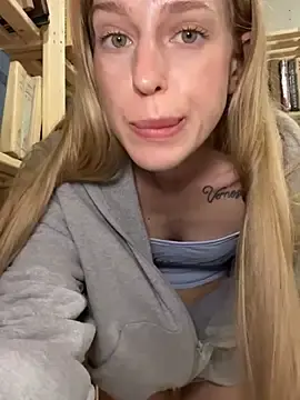 Stripchat Nude Webcam of kira_mia