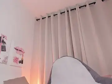Stripchat Sex Cam of ReynaLuxe