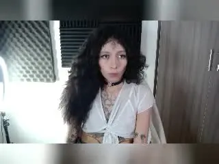 Xlovecam Free Porn Cam of LaurieRzz