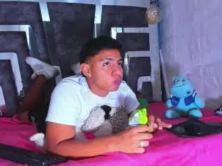 Xlovecam Live Sex Cam of RichiiHott
